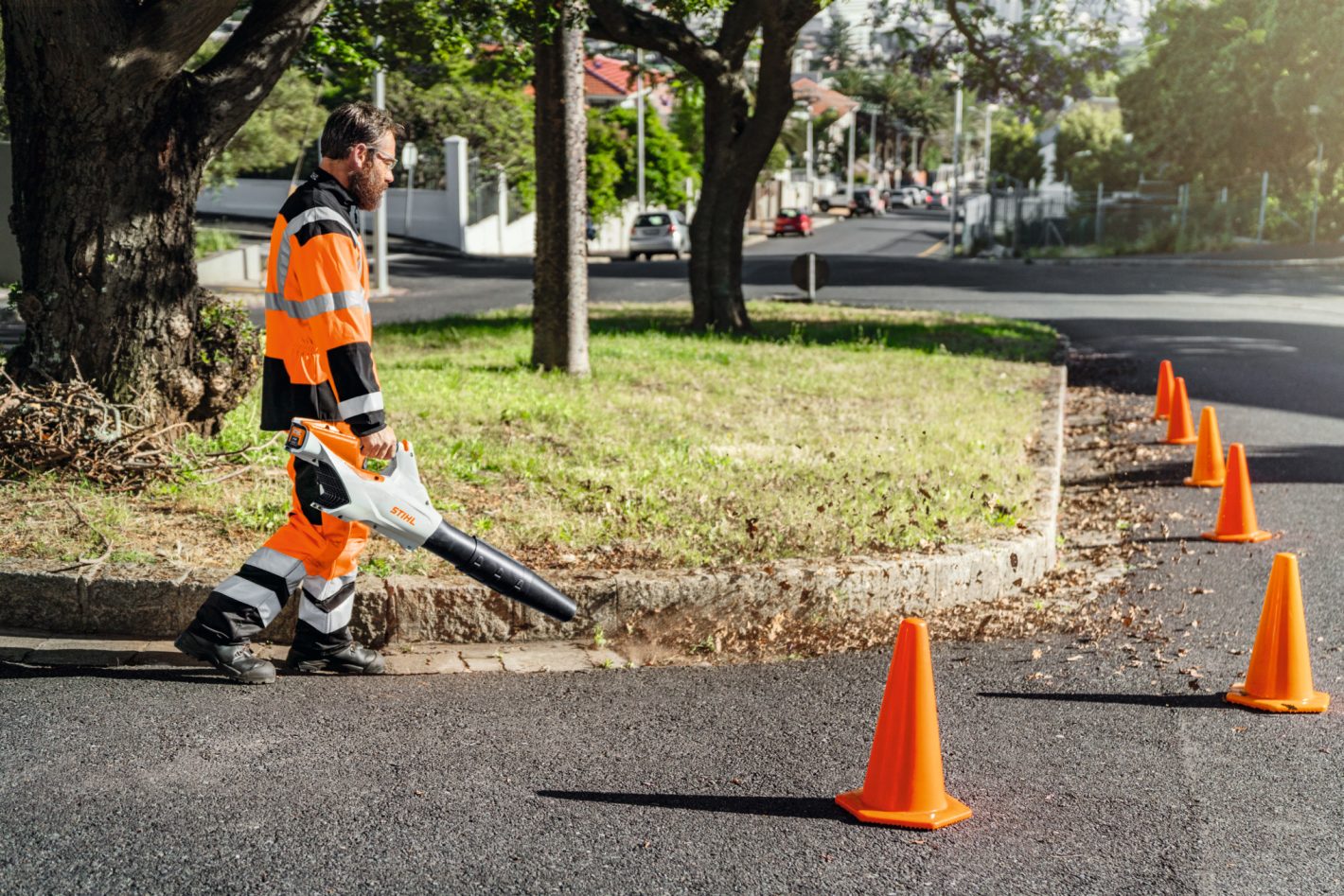 Abbildung eines Stihl BG86 Benzin-Laubbläsers neben einem Stihl BGA 86 Akku-Laubbläser, um die Unterschiede in Design und Größe für den Vergleichsblog hervorzuheben